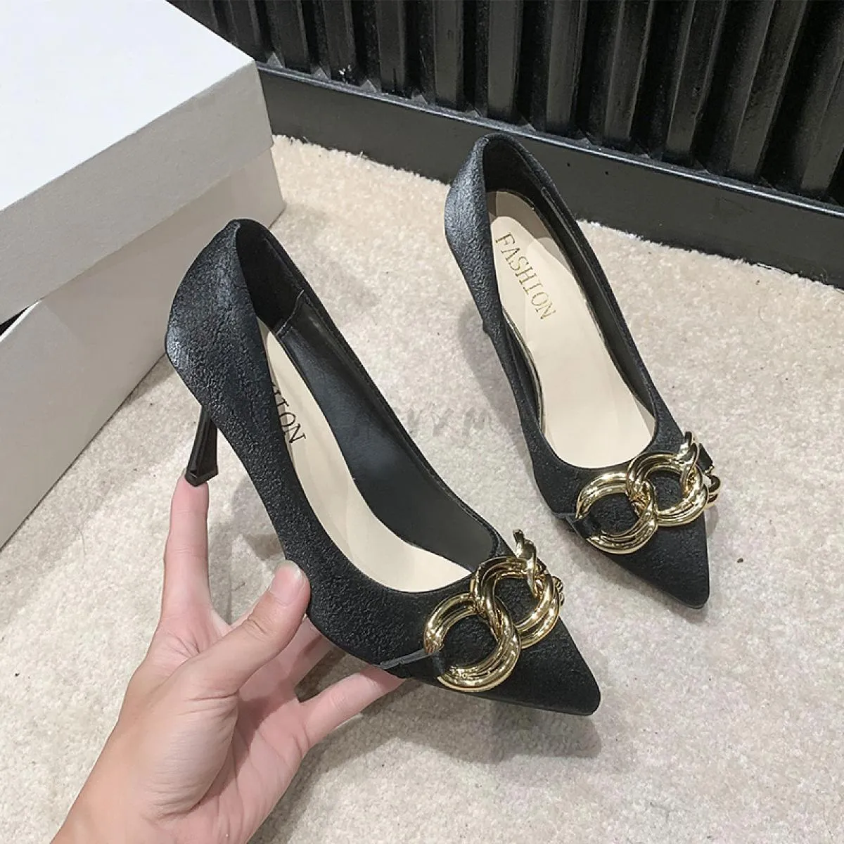 2024 Vendita calda Scarpe da donna Tacchi alti da donna di base Scarpe da festa di moda Decorazione in metallo da donna Slip On