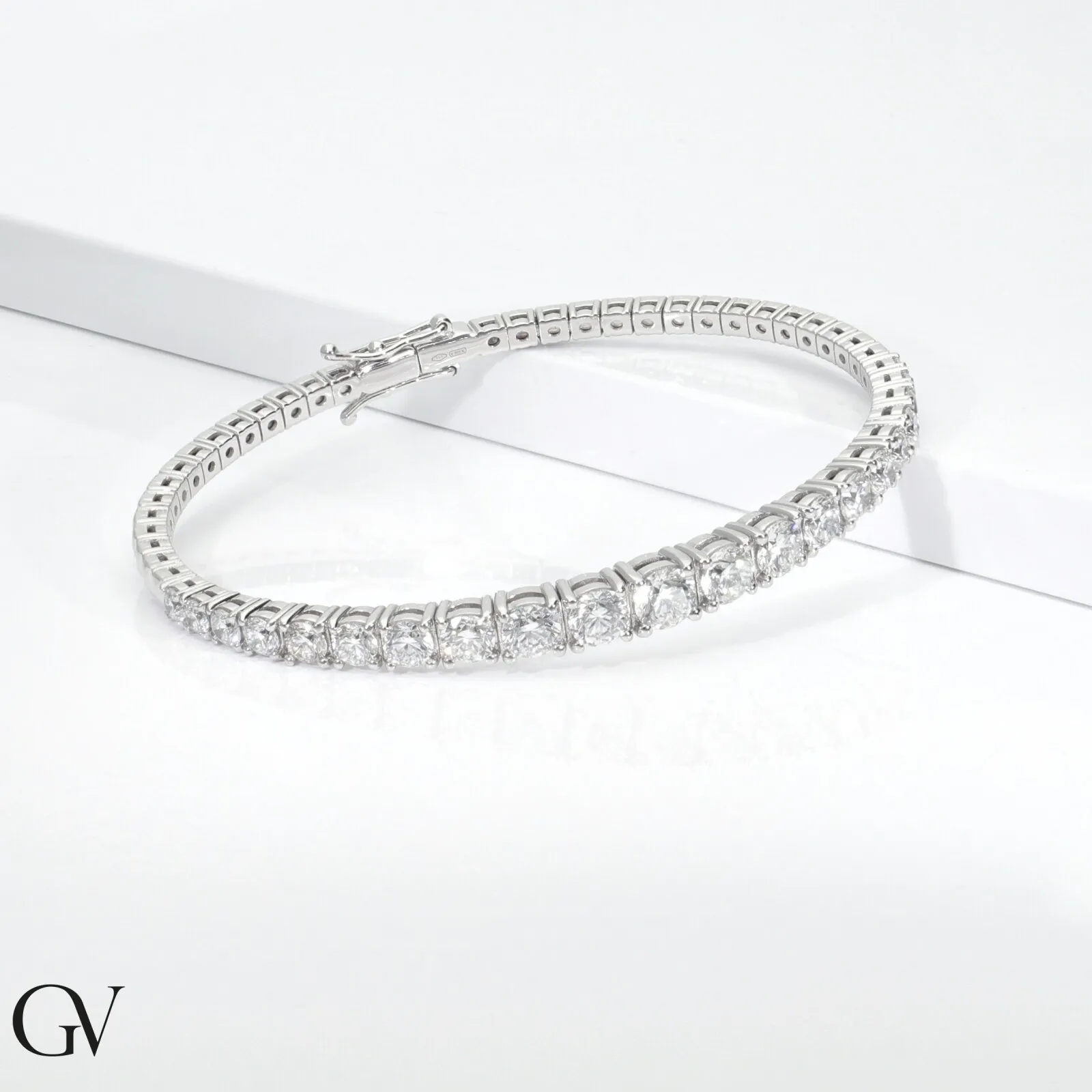 Bracciale semirigido in oro bianco 18k con diamanti a scalare
