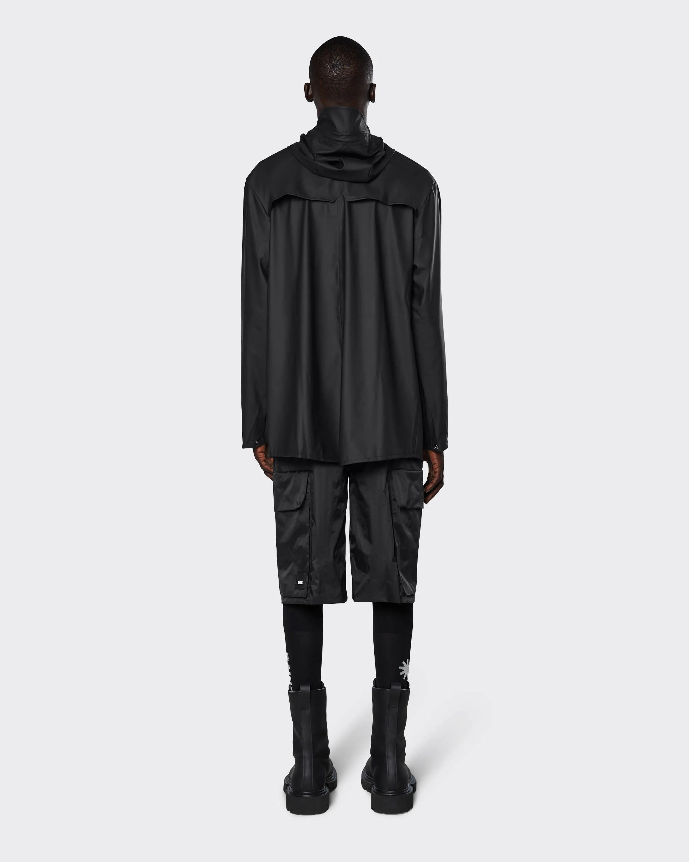 Jacket impermeabile nera con cappuccio in tessuto tecnico