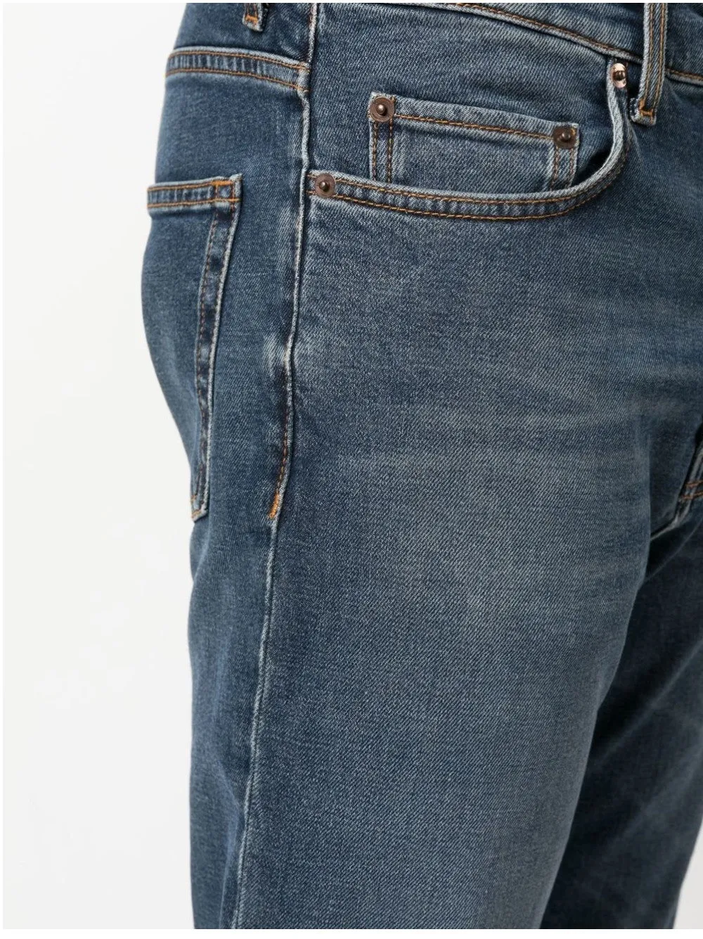 JEANS DRITTI CON PATCH